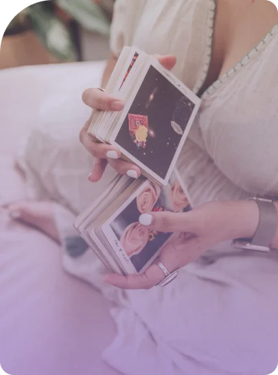 A zoom picture of Mariel's hands shuffling a tarot deck